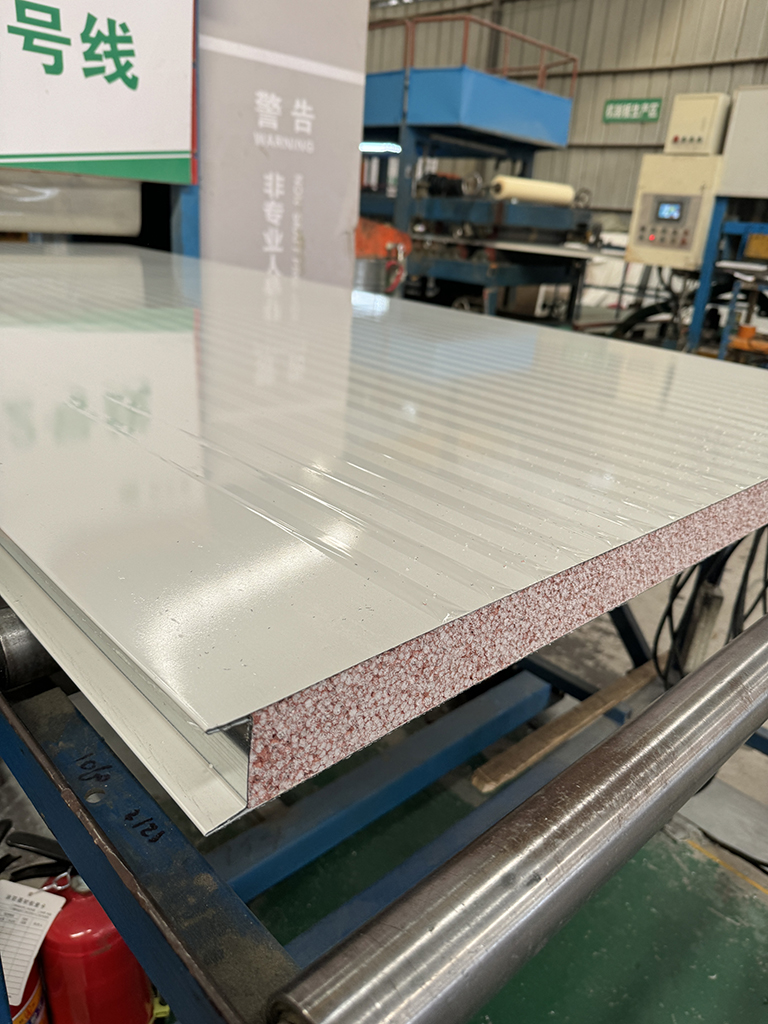Non aging sandwich panels, the future star of energy conservation and environmental protection